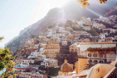 edifici-in-cemento-bianco-e-marrone-vicino-alla-montagna-durante-il-giorno