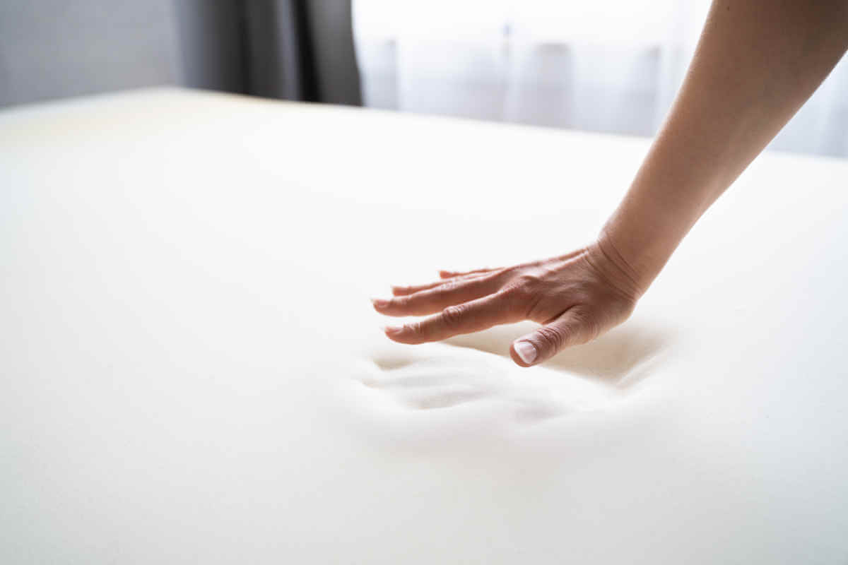 Materasso-memory-foam-mano-impronta